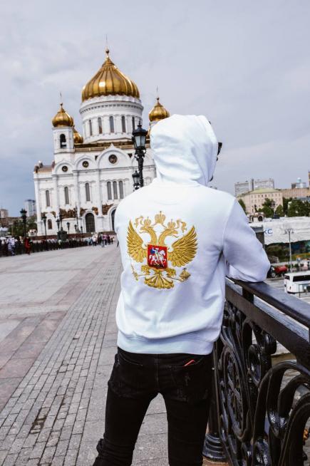 Худи белое с золотой вышивкой герба рф